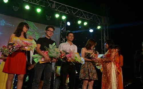 Trần Bình Dương giành giải nhất Tiếng hát sinh viên Đông Á